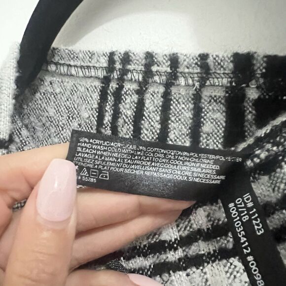 Express Plaid Hooded Poncho One Size Black White Lines Cottage Country Travel - Picture 4 of 7